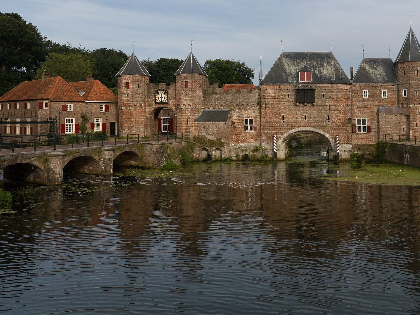 De Vismarkt aan het water in Amersfoort, met terrassen en de Grote Kerk op de achtergrond