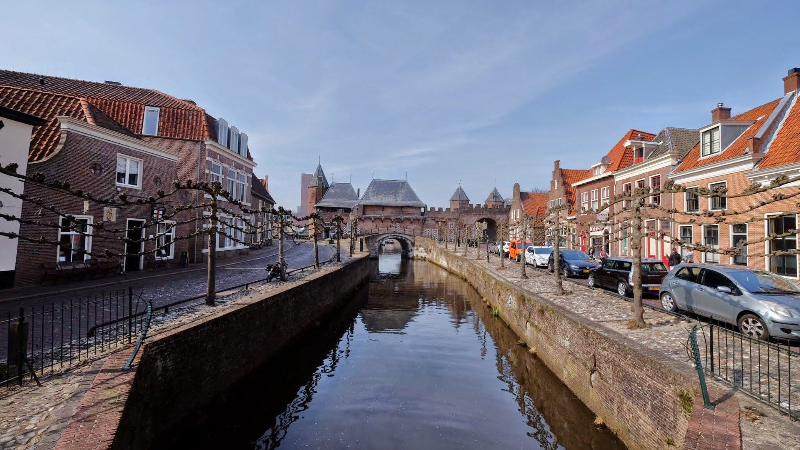 Het Spanjaardsgat in Amersfoort met de Grote Kerk
